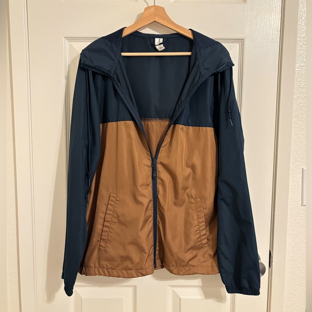 LIGHTWEIGHT WINDBREAKER